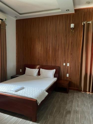 Llit o llits en una habitació de Trúc lâm hotel