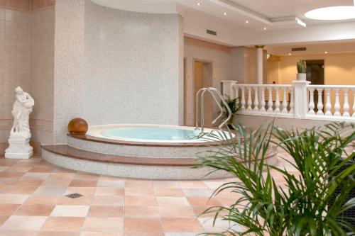 a jacuzzi tub in the lobby of a hotel at Golf- und Wellnesshotel Amtsheide in Bad Bevensen