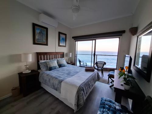 - une chambre avec un lit et une vue sur l'océan dans l'établissement Beachfront Paradise, à Tinley Manor
