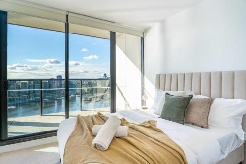 Postel nebo postele na pokoji v ubytování Brilliant Collins Wharf Waterfront Condo