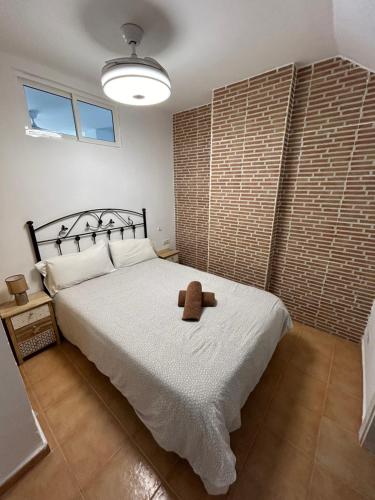 ein Teddybär auf einem Bett in einem Schlafzimmer in der Unterkunft Apartamento frente al Mar - Pedregalejo in Málaga