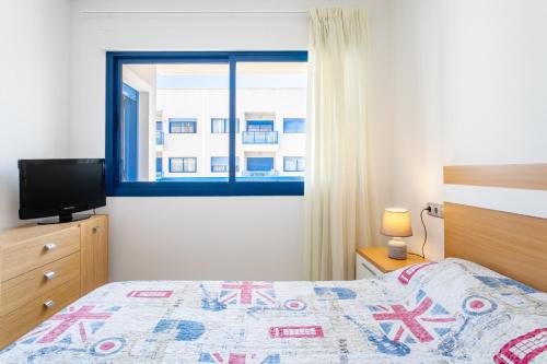 een slaapkamer met een bed en een raam bij Alicante Hills in Alicante