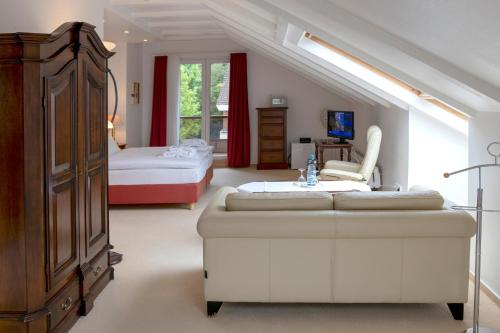 een kamer met 2 bedden en een slaapkamer met een bed istg bij Golf- und Wellnesshotel Amtsheide in Bad Bevensen