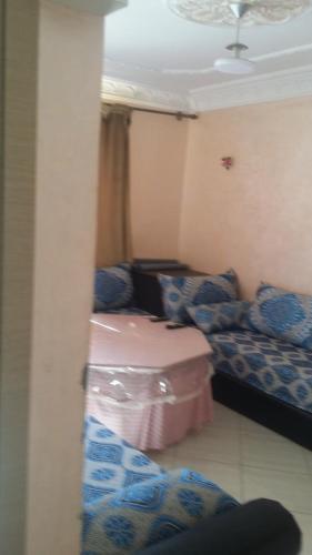 Habitación con 2 camas y techo. en Agadir hay mohamadi, en Tazrout
