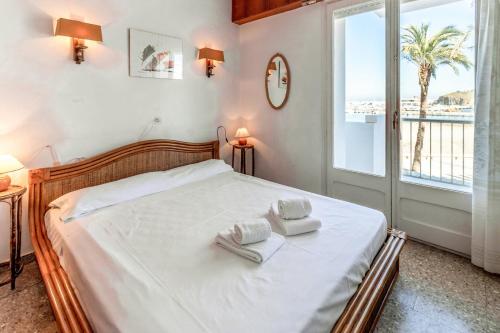 Postel nebo postele na pokoji v ubytování Port Llançà 30 - apartamento primera línea mar