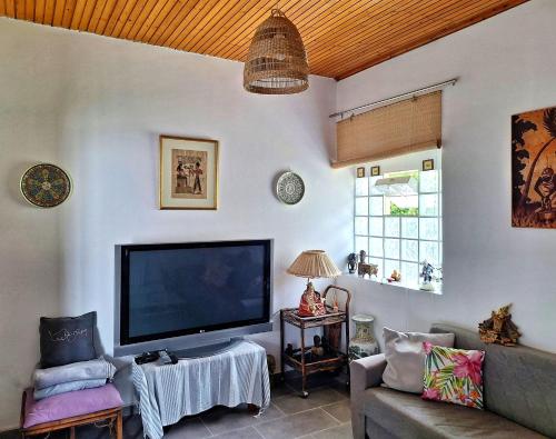 TV a/nebo společenská místnost v ubytování LeMaMi Seafront Bungalows