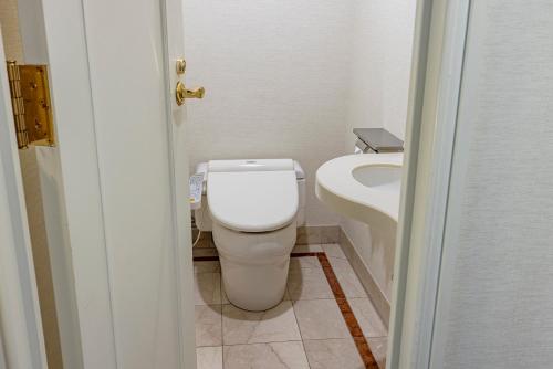 y baño con aseo blanco y lavamanos. en Hilton Odawara Resort & Spa en Odawara