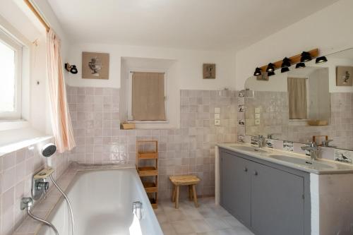 baño con bañera grande y 2 lavabos en Maison de famille donnant sur le Golf et le Fier d'Ars dans un parc de 7500m2, en Les Portes