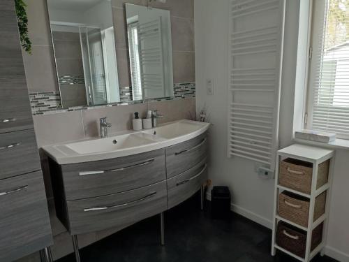 LanchèresにあるLes étoiles de la Baieの洗面台と鏡のあるバスルーム