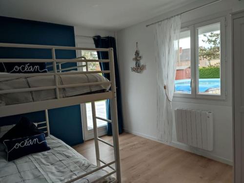 LanchèresにあるLes étoiles de la Baieの二段ベッド2台と窓のある寝室