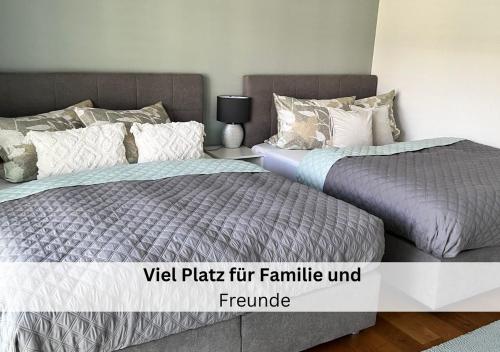 dos camas sentadas una al lado de la otra en un dormitorio en Ferienhausträume Oase Bodensee, en Kreuzlingen