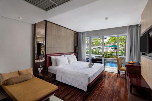 a hotel room with a bed and a balcony at Sanur Resort Watujimbar in Sanur