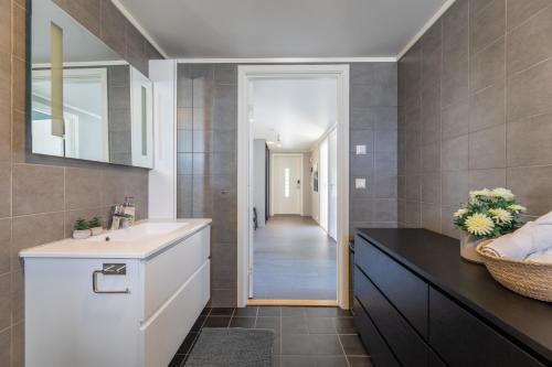 Phòng tắm tại Nydelig selveier leilighet med gratis parkering på stedet