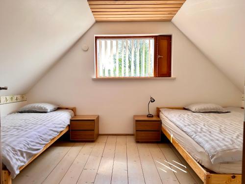 Un pat sau paturi într-o cameră la Krüüdneri puhkemaja