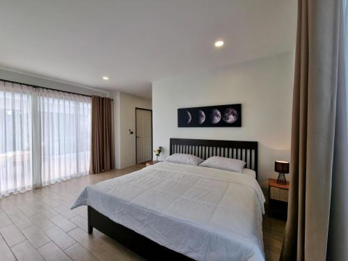 Legend of the Moon Pool Villa Khaoyaiにあるベッド