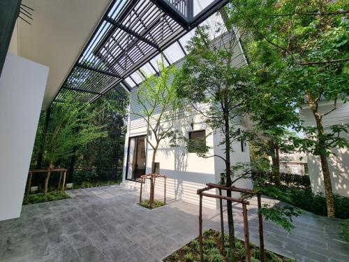 Ban Tha Wua TaiにあるLegend of the Moon Pool Villa Khaoyaiのガラス天井と木々が特徴の屋内中庭
