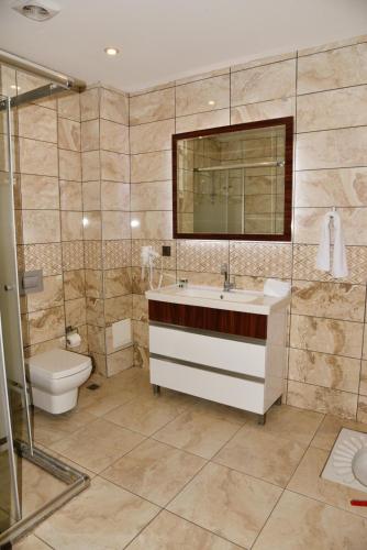 Bilik mandi di Cevaher Hotel & Suıtes