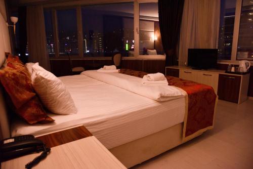 Katil atau katil-katil dalam bilik di Cevaher Hotel & Suıtes