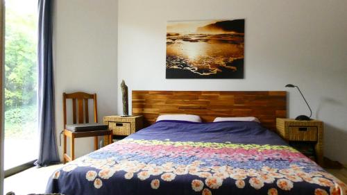 - une chambre avec un lit et une couverture colorée dans l'établissement Villa d'Architecte climatisée avec piscine, gîte classé 4 étoiles, à Biot