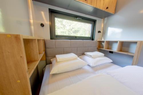 Postel nebo postele na pokoji v ubytování Prague Bay Houseboats
