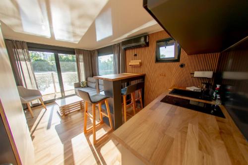 Prague Bay Houseboatsにあるキッチンまたは簡易キッチン