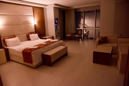 Katil atau katil-katil dalam bilik di Cevaher Hotel & Suıtes