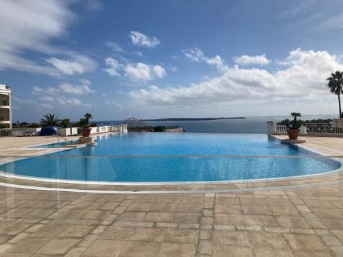 une grande piscine avec vue sur l'eau dans l'établissement Cannes appt 4 pers 6N, à Cannes