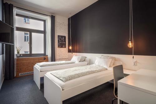 - une chambre avec 2 lits et une fenêtre dans l'établissement Bohem Prague Hotel, à Prague
