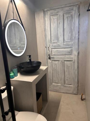 Ένα μπάνιο στο The Olive House