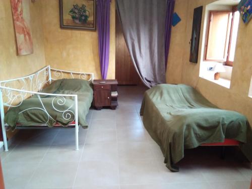 Zimmer mit 2 Betten und einem Fenster in der Unterkunft A peaceful country house in Tenerife in Fasnia