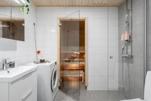 Koupelna v ubytování Modern 1BR Apartment with Sauna & Balcony - Hosted by 2ndhomes