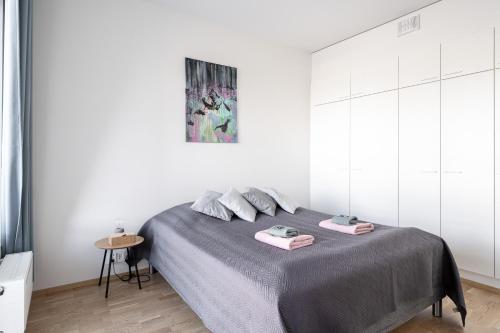 Krevet ili kreveti u jedinici u objektu Modern 1BR Apartment with Sauna & Balcony - Hosted by 2ndhomes
