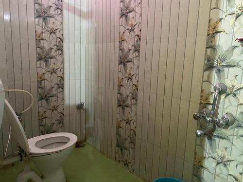 uma casa de banho com um WC e um chuveiro em Hotel Shobha and Tent House em Patrātu
