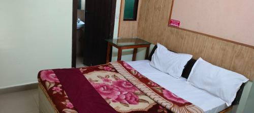 Una cama o camas en una habitación de Hotel Shaurya