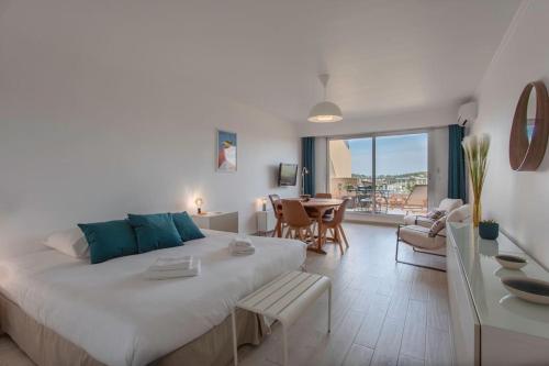 L20 Staywizus -Stunning sea view, terrace, parking, AC, Wifi