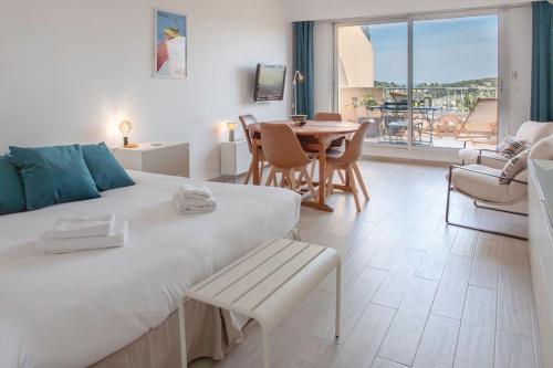 une chambre avec un grand lit et une table et des chaises dans l'établissement L20 Stunning sea view, terrace, parking, AC, Wifi, à Nice
