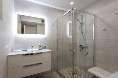 une salle de bain avec une douche en verre et un lavabo dans l'établissement L20 Stunning sea view, terrace, parking, AC, Wifi, à Nice