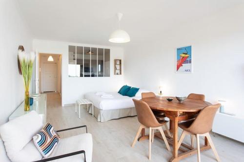 un salon avec une table et un lit dans l'établissement L20 Stunning sea view, terrace, parking, AC, Wifi, à Nice