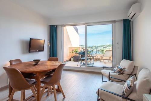 L20 Staywizus -Stunning sea view, terrace, parking, AC, Wifi