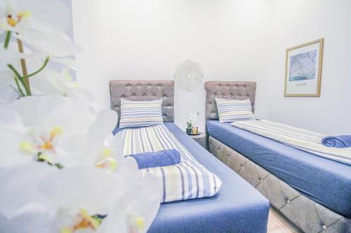 2 camas en una habitación de color azul y blanco en Comfortable Accommodations in the Alterlaa Area LV3 en Viena