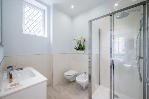 uma casa de banho com um WC, um lavatório e um chuveiro em Le COQ Charlene - Monaco à 50m - New em Beausoleil