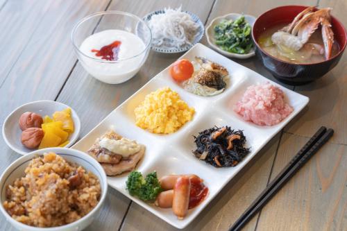 een dienblad met verschillende soorten voedsel op een tafel bij High Set HOTEL SHIZUOKA Inter in Shizuoka