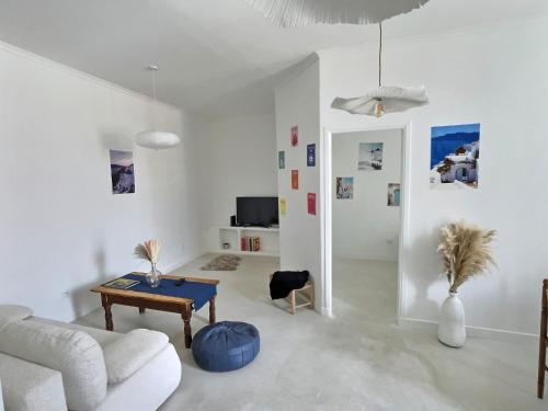 un salon avec un canapé blanc et une table dans l'établissement Appartement type Méditerranéen, à Marseille