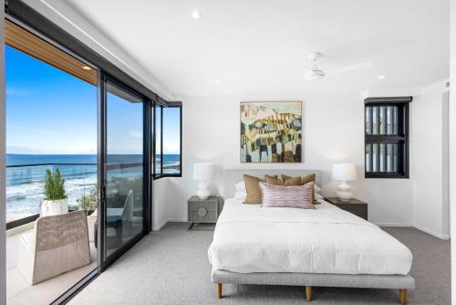 クーラムビーチにあるPenthouse at First Bay Coolumのベッドがあり海が見える寝室
