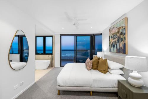Penthouse at First Bay Coolumにあるベッド