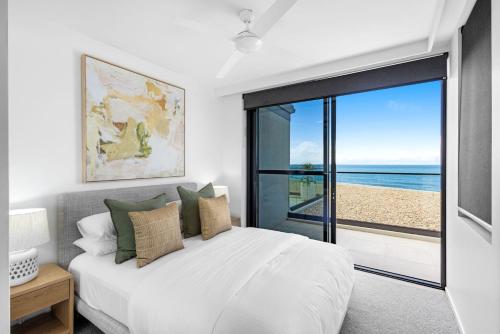 クーラムビーチにあるPenthouse at First Bay Coolumのベッドがあり海が見える寝室