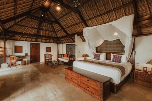 Postel nebo postele na pokoji v ubytování Jimbaran Puri, A Belmond Hotel, Bali