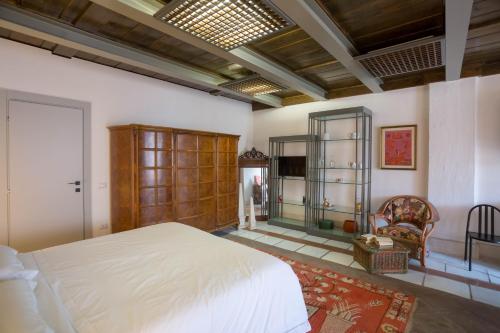 una camera con un letto bianco e una porta in vetro di Appartamento piccolo ficheto a Campi Salentina