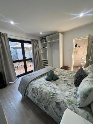 sypialnia z łóżkiem i dużym oknem w obiekcie 2 Bedroom Apartment in Waverley, Bloemfontein w mieście Bloemfontein