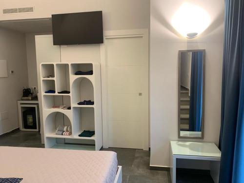 uma sala com um quarto com uma cama e um espelho em JeVi Stars Rooms em Tropea